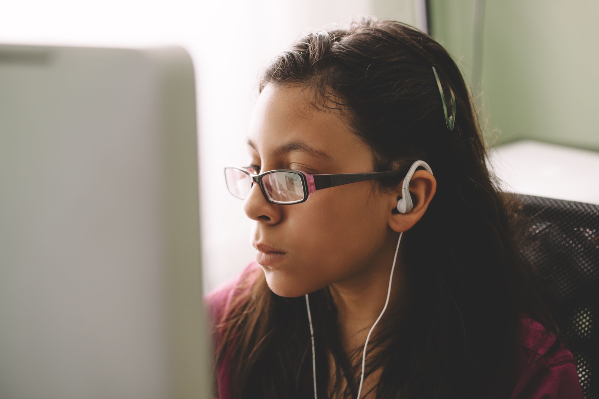 jovem garota usando o computador