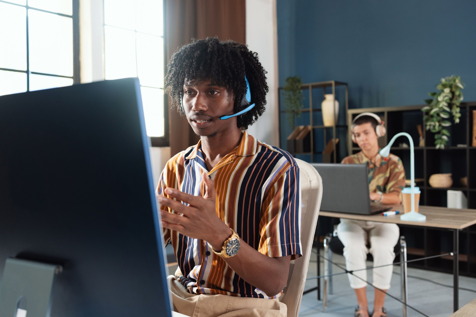 Homem afro-americano trabalhando como representante de atendimento ao cliente
